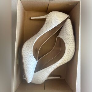 Jessica Simpson heels white
